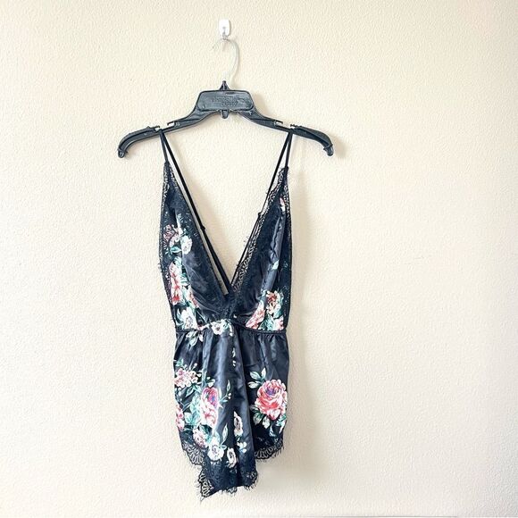 Floral Backless Romper - Picture 1 of 6